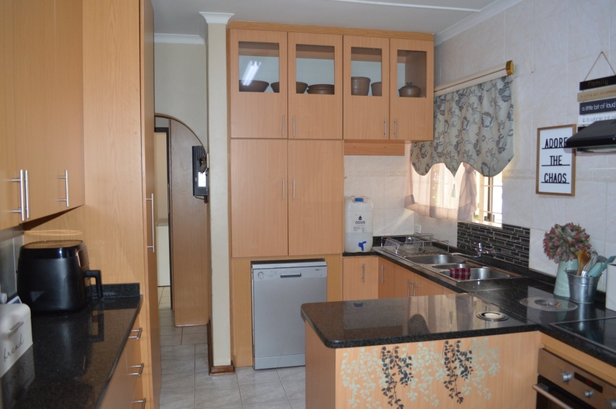 8 Bedroom Property for Sale in Flamwood North West